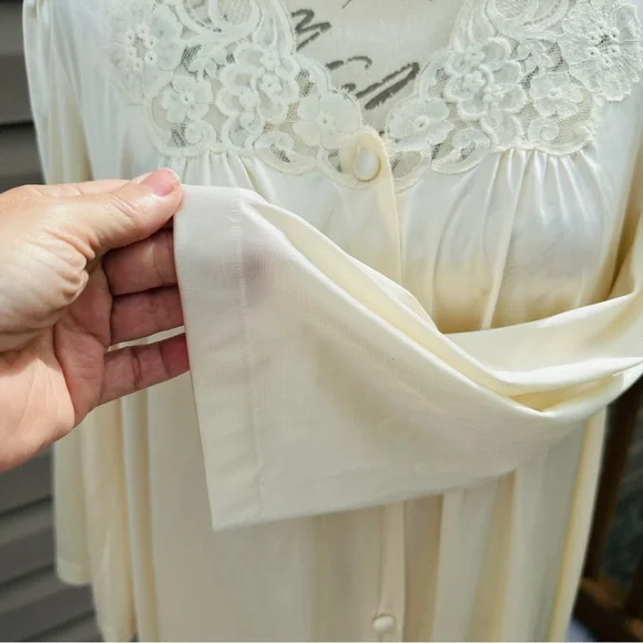 Vintage Vanity Fair Ivory Lace Nightgown Buttoned Robe - Picture 7 of 12